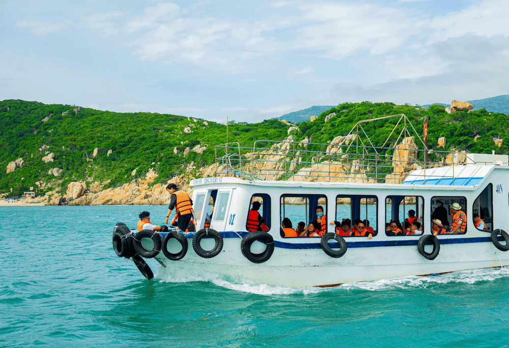 Tourists can choose to join a tour to save costs (Source: Canva)